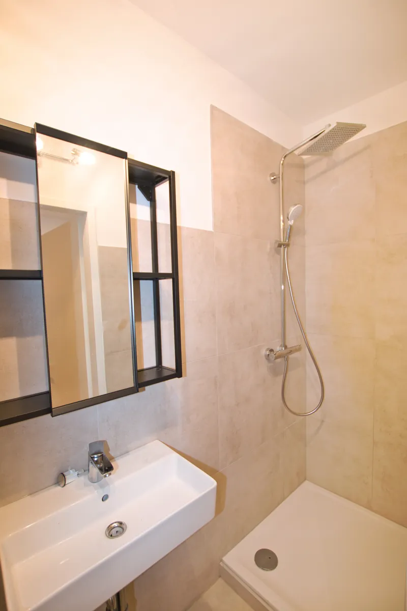 Schlafzimmer mit Einzelbett im Apartment Marchtrenk 36 m²