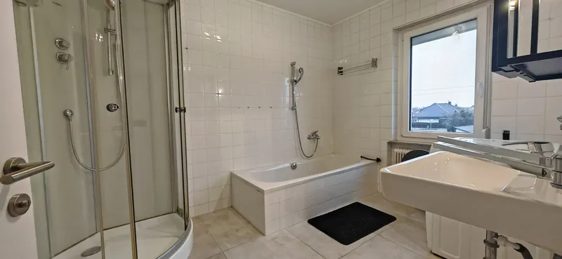 Essbereich mit großem Tisch in der 95 m² Wohnung in Marchtrenk