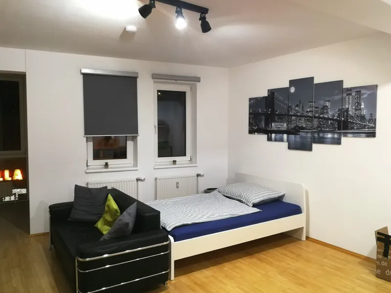 Wohn- und Schlafraum des Apartments Thalheim 43 m² mit Doppelbett