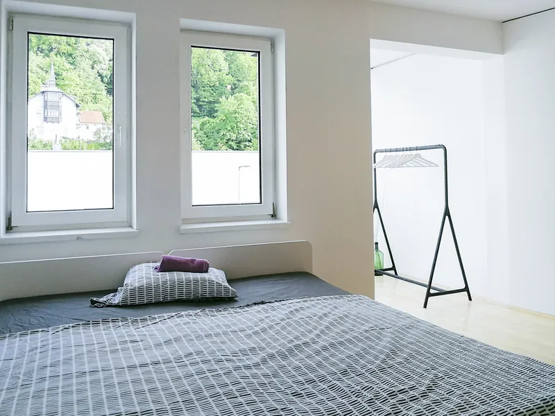 Badezimmer mit Wanne im Apartment Thalheim 48 m²
