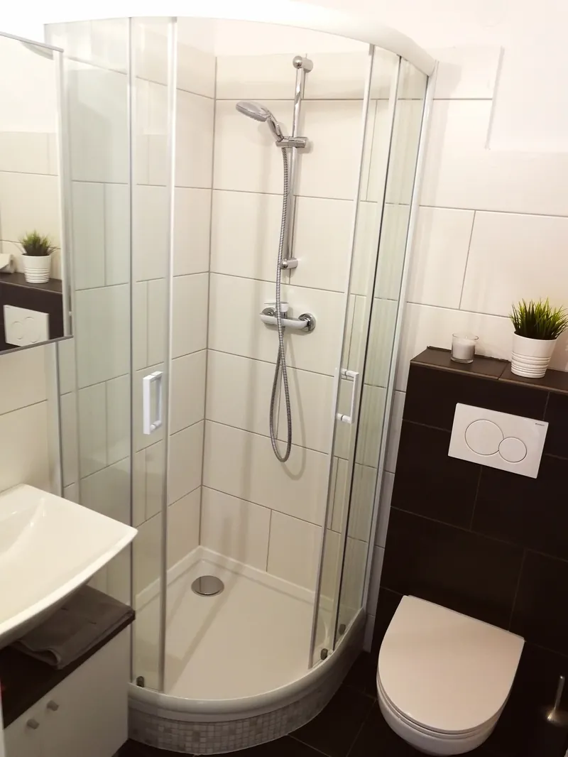 Badezimmer mit Wanne und WC im Apartment Wels 22 m²