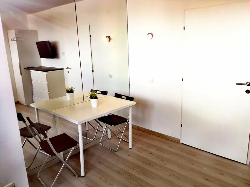 Essbereich mit Tisch im Apartment Wels 22 m²