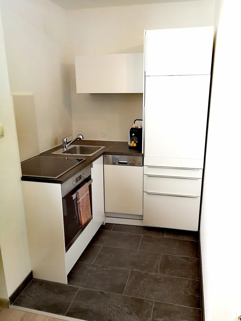 Voll ausgestattete Küchenzeile im Apartment Wels 22 m²