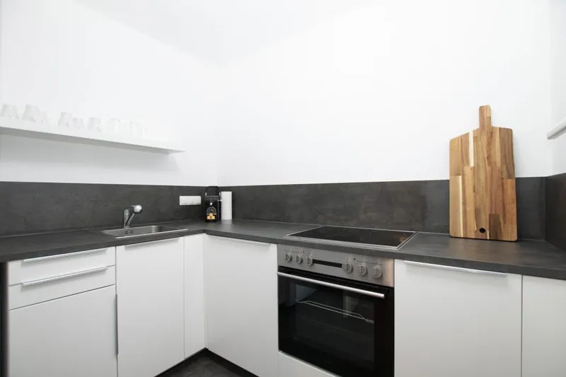 Küchenzeile mit Geräten im Apartment Wels 42 m²