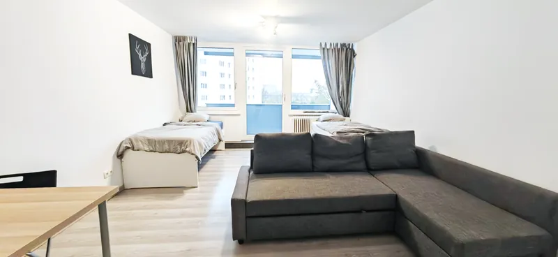 Zweite Ansicht des Wohn- und Schlafraums im Apartment Wels 42 m²
