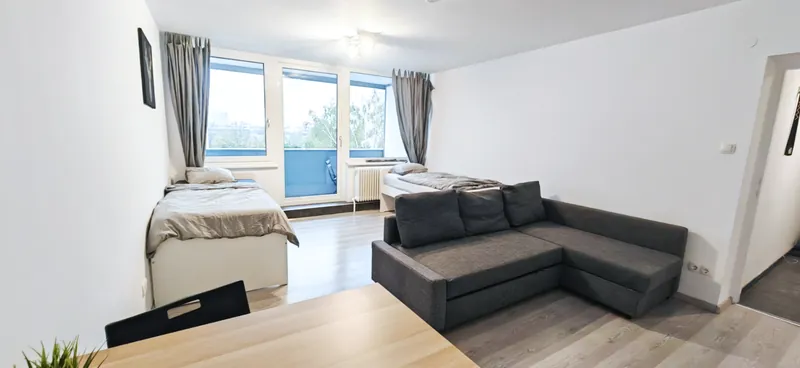 Wohn- und Schlafraum mit zwei Einzelbetten im Apartment Wels 42 m²
