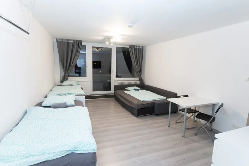 Wohnbereich mit Sitzgelegenheit im Apartment Wels 42 m²